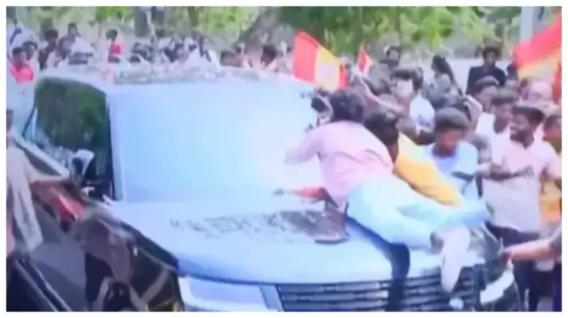 அடேங்கப்பா.. இவ்வளவு கூட்டமா?. கட்டுக்கடங்காத விஜய் ரசிகர்கள்.. காதுகளே அதிரும் அளவுக்கு கோஷங்கள். விஜய் காரின் மீது ஏறிய தொண்டர்கள்.!!!