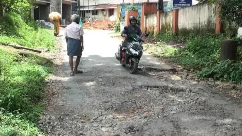 വൈദ്യുതി വകുപ്പ് ഏറ്റെടുത്ത  റോഡിന് ശനിദശ