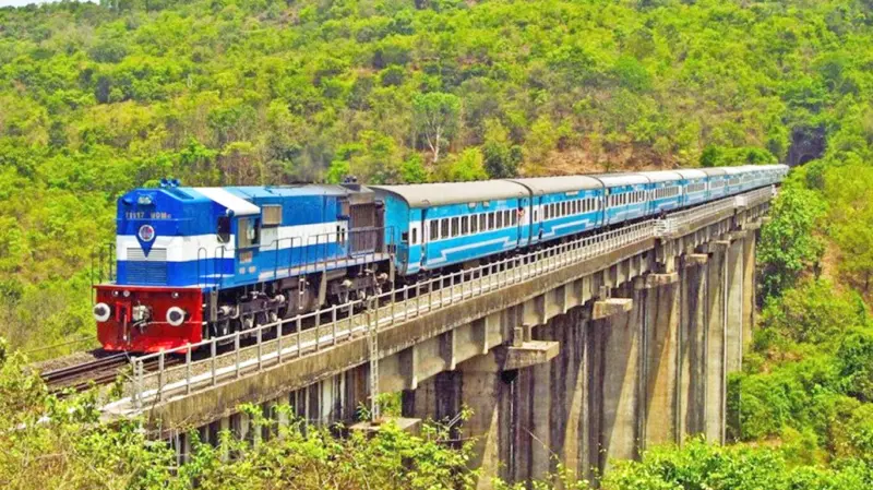 ट्रेनमध्ये खराब फळांची विक्री करणाऱ्यांवर कारवाई