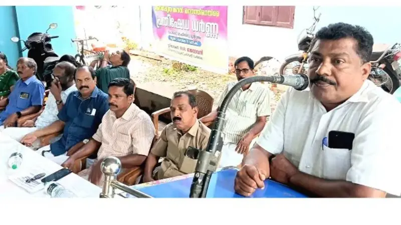 ഇറിഗേഷൻ ഓഫീസിന് മുന്നില്‍ ധര്‍ണ നടത്തി