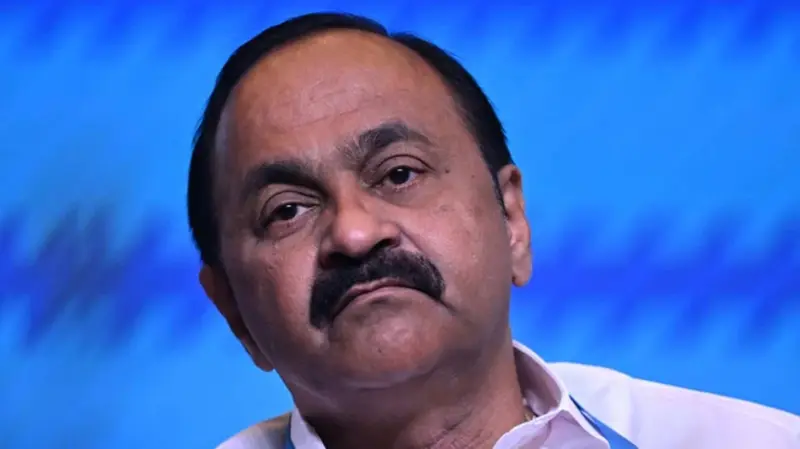 പലതവണ ചോദിച്ചിട്ടും മൗനം മാത്രം; ഇ ഡി റെയ്‌ഡില്‍ മാദ്ധ്യമങ്ങളോട് ഒഴിഞ്ഞുമാറി മുഖ്യമന്ത്രി