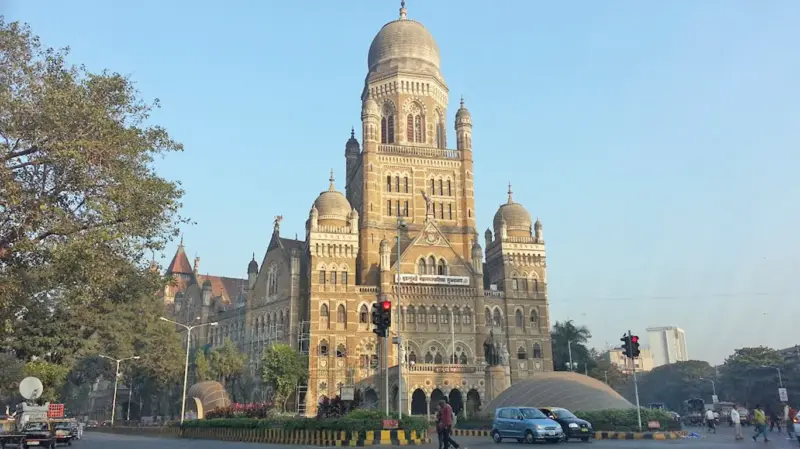 मराठी नामफलक नसलेल्या दुकानांवर महापालिकेची कारवाई