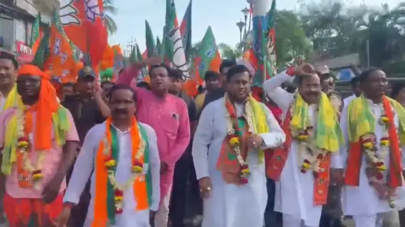 বালুরঘাটে বিজেপির শক্তি প্রদর্শন, বিশাল মিছিল।