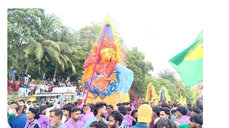 മലബാറിലെ ക്ഷേത്രേത്സവ പരിസാമാപ്‌തി നാടിന്റെ ഉത്സവമായി കോഴിക്കളിയാട്ടം