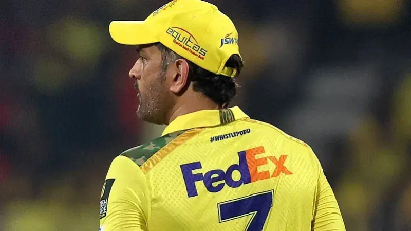 MS Dhoni's conversation with little kid while giving autograph goes viral