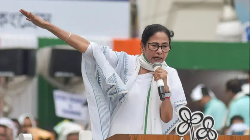 Drama at Dharamtala! Para Teachers Protest Near Mamata's Stage; CM Slams Modi-Shah Over 'Political Ploy'