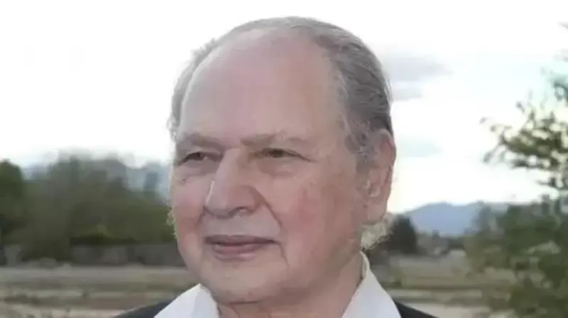 Apple's forgotten co-founder sold his 10% stake for $800 in 1976. That stake could be worth $400 billion today