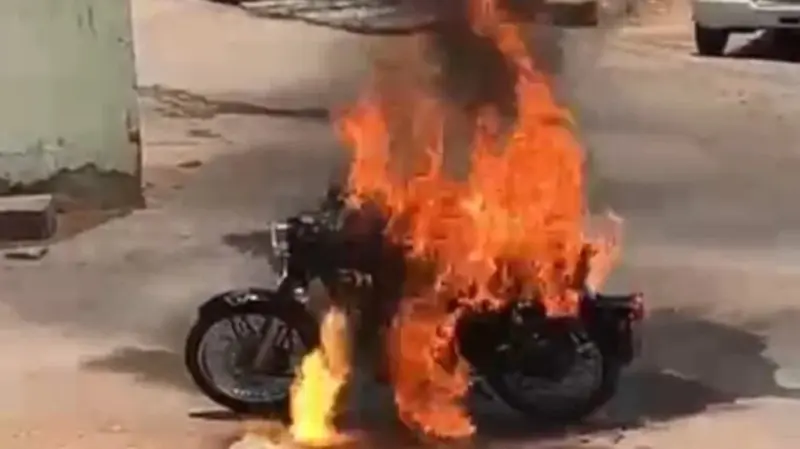 نارائن پیٹ میں شدید گرمی کے باعث بائیک میں آگ، کوئی جانی نقصان نہیں