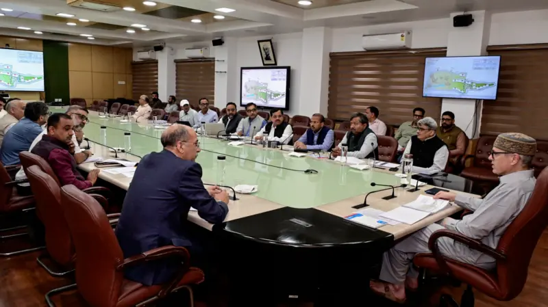 J&K CM reviews progress of construction of HC complexes in Jammu, Srinagar