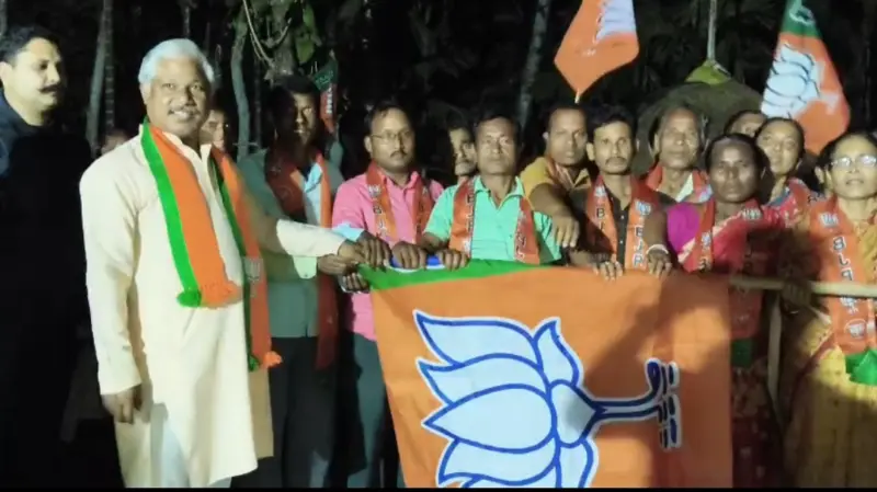 ভোটের মুখে ফালাকাটায় বিজেপির শক্তি বৃদ্ধি, ৩০ পরিবারের যোগদান।।