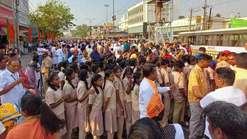 மோடி ரோடுஷோவில் மாணவர்கள் : போலீஸ் பதிலளிக்க உத்தரவு!