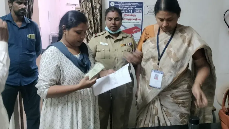 கோவையில் பணப்பட்டுவாடா... கையும் களவுமாக சிக்கிய பாஜக பிரமுகர்!