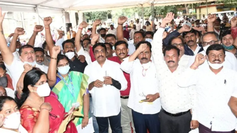 ವಿವಿಧ ಬೇಡಿಕೆಗಳಿಗೆ ಒತ್ತಾಯಿಸಿ ಬಿಬಿಎಂಪಿ ನೌಕರರ ಧರಣಿ