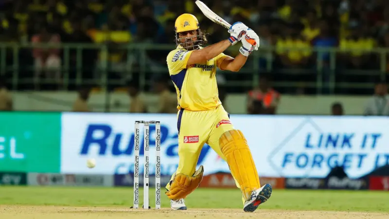 MS Dhoni: தோனிக்கு மீண்டும் காயமா? வெளியான அதிர்ச்சி வீடியோ!