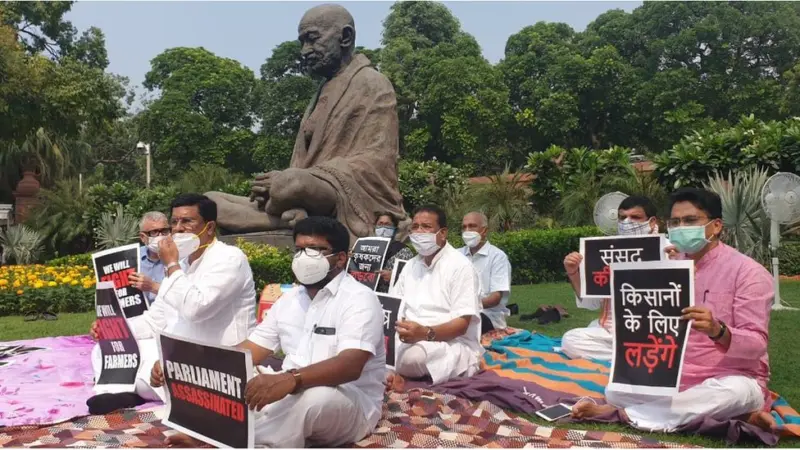 कृषी विधेयक: खासदार निलंबनाच्या निषेधार्थ काँग्रेसचा लोकसभेतील सत्रांवर बहिष्कार