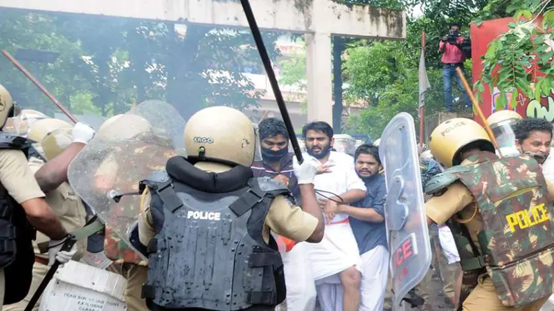 യുവമോര്‍ച്ച മാര്‍ച്ചിന് നേരെ പോലീസ് നരനായാട്ട്