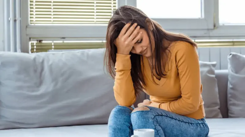 नाभि के नीचे पेट दर्द होना नहीं है सामान्‍य, जानें क्‍या है दर्द के कारण: Abdominal Pain Cause