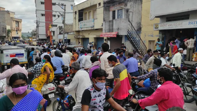 ದಿನಸಿ, ತರಕಾರಿ ಖರೀದಿಗೆ ಮುಗಿಬಿದ್ದ ಜನ