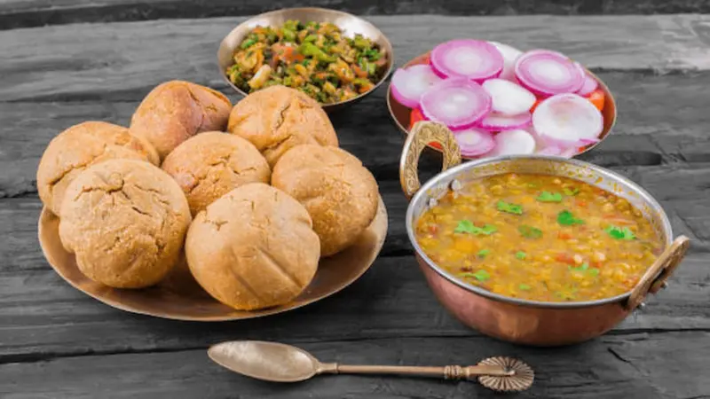 डिनर में बनाएं स्‍वादिष्‍ट राजस्‍थानी दाल बाटी, मेहमान होंगे इंप्रेस