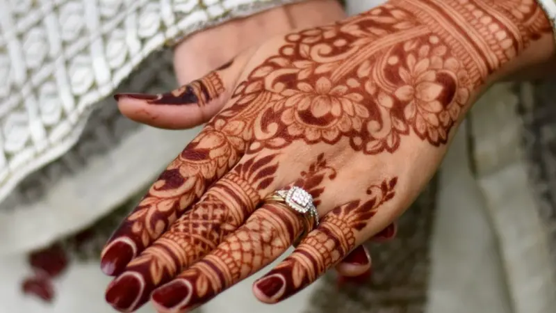 பியூட்டி டிப்ஸ்: அழகான மெஹந்தியைப் பெற இதைச் செய்யுங்க!