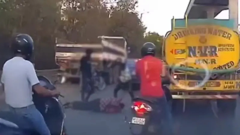 ஒர்க் பிரஷ்ஷர்.ஆடிட்டரை நடுரோட்டில் தாக்கிய ஊழியர்கள்.பெங்களூரை அதிரவைத்த சம்பவம்