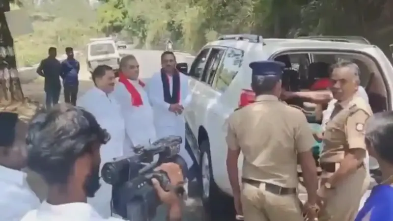 ஆ.ராசா காரை முறையாக சோதனையிடாத அதிகாரி சஸ்பெண்ட்!