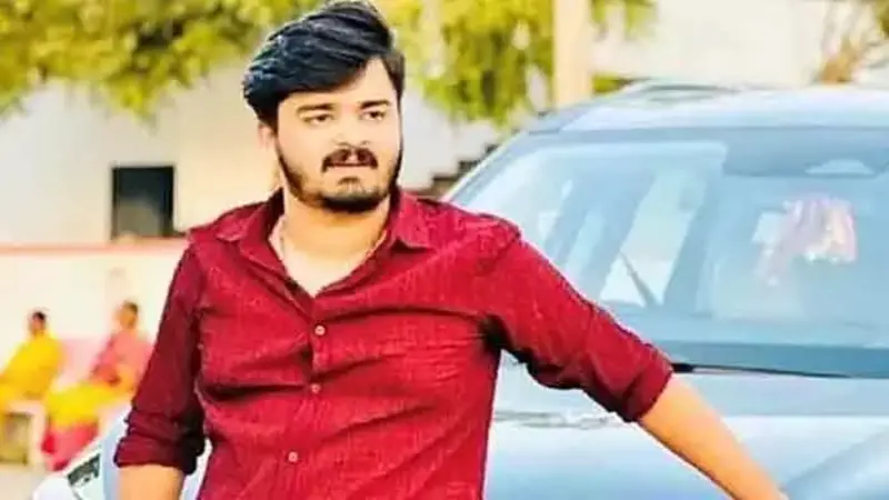 బండి భగీరథ్ పై లుకౌట్ నోటీసుల జారీ
