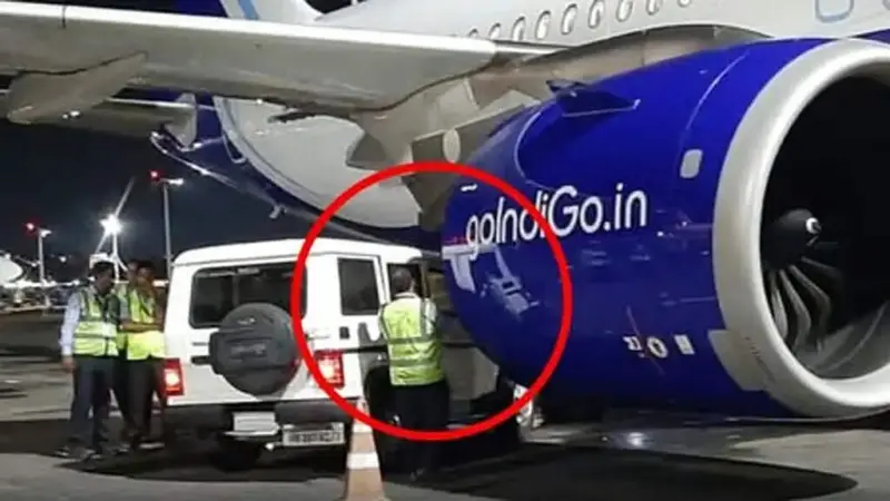 இண்டிகோ விமானம் மீது மோதிய கார்! எஞ்சின் பகுதியில் பலத்த சேதம்! டிரைவர் இன்றி நகர்ந்த வாகனத்தால் விபத்து!