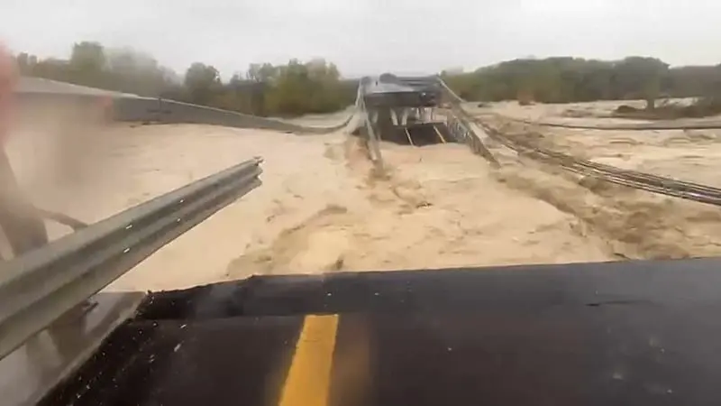 Severe snow and floods in Italy leave residents trapped and damage infrastructure
