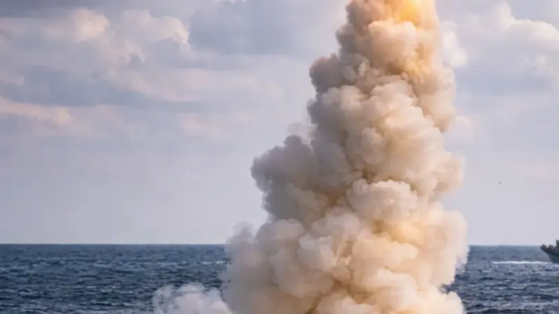 ईरान ने होरमुज समुद्री रास्ता किया बंद, दागी मिसाइलें, क्यों पूरी दुनिया के लिए अहम हैं ये Sea route