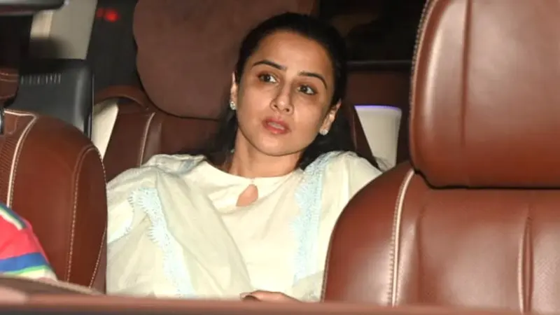 Vidya-Urmila Say Goodbye to Asha Bhosle