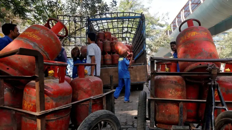 LPG gas cylinder : మరోసారి భారీగా పెరిగిన ఎల్పీజీ గ్యాస్​ సిలిండర్ల ధర..