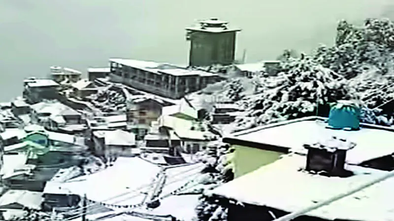 छितकुल में डेढ़ फुट बर्फबारी, कई सडक़ें ठप - Divya Himachal