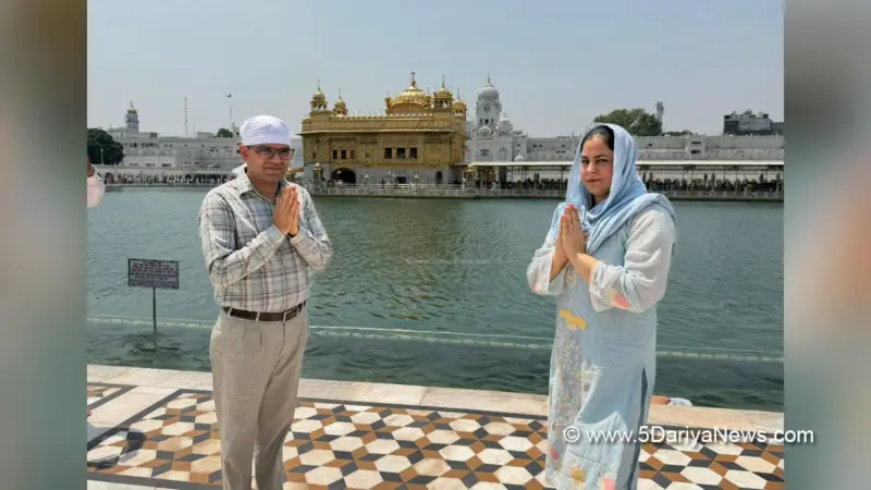 ਜਲੰਧਰ ਡਵੀਜ਼ਨ ਕਮਿਸ਼ਨਰ ਅਤੇ ਸਕੱਤਰ ਲੋਕ ਸੰਪਰਕ ਰਾਮਵੀਰ ਸ੍ਰੀ ਦਰਬਾਰ ਸਾਹਿਬ ਅਤੇ ਸ੍ਰੀ ਦੁਰਗਿਆਣਾ ਮੰਦਰ ਵਿਖੇ ਨਤਮਸਤਕ ਹੋਏ ਸਰਬੱਤ ਦੇ ਭਲੇ ਦੀ ਕੀਤੀ ਅਰਦਾਸ