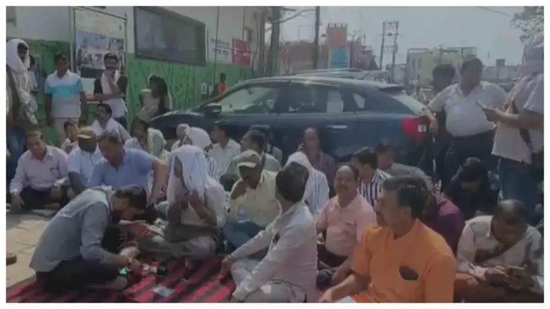 Mathura News : वृंदावन थाने में पत्रकारों का धरना, कथित अभद्रता पर कार्रवाई की मांग तेज़ हुई