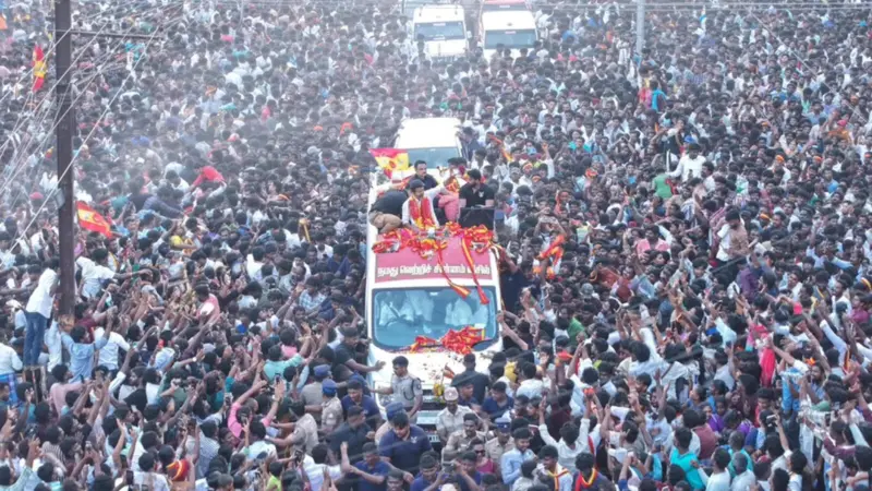 2026 சட்டமன்ற தேர்தல்: தூத்துக்குடியில் தவெக தலைவர் விஜயை காண திரண்ட மக்கள் கூட்டம்!