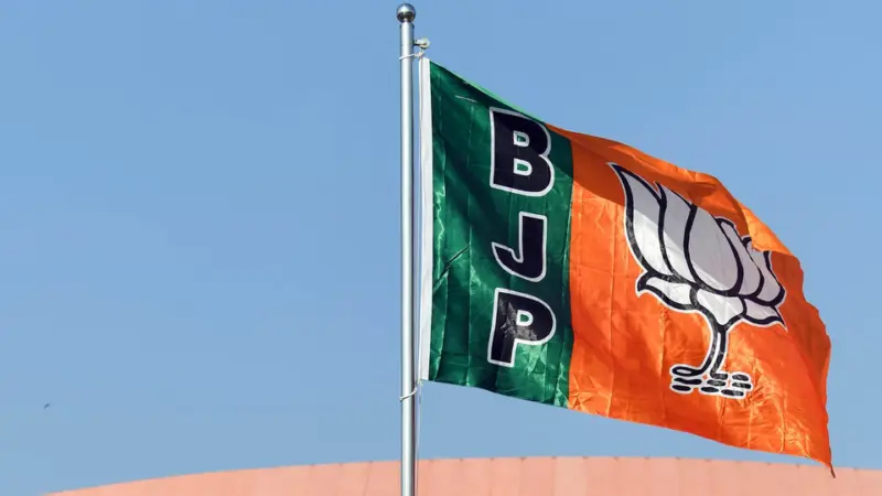 'ধোনিকেও বলা হোক!' NSG-র উর্দি পরে প্রচারে বিজেপি প্রার্থী, TMC অভিযোগ তুলতেই...