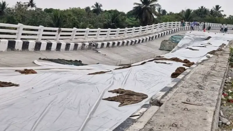 சிதம்பரம் அருகே திடீரென உள்வாங்கிய மேம்பாலம்.. நள்ளிரவில் பொது மக்கள் பதறியடித்து ஓட்டம்!