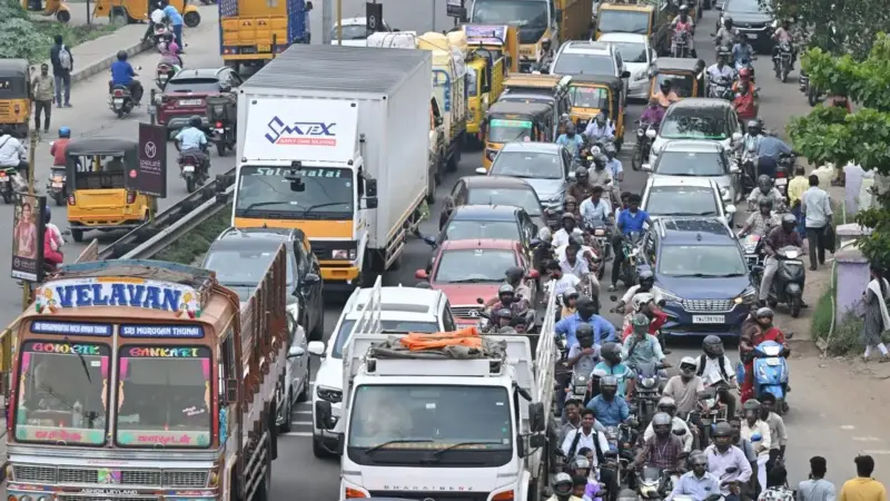 పెట్రోల్ కష్టాలు.. హైదరాబాద్-విజయవాడ హైవేపై కిలోమీటర్ల మేర నిలిచిన వాహనాలు!