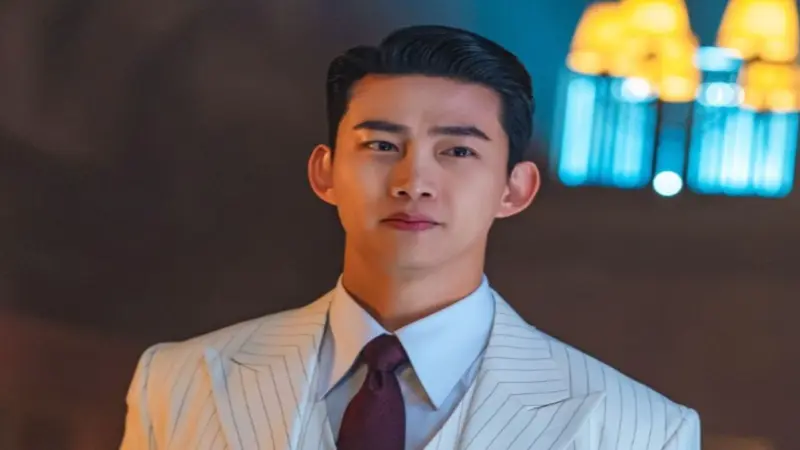 Did Ok Taecyeon propose to mystery non-celeb girlfriend in Paris? Viral photos featuring diamond ring surprises fans