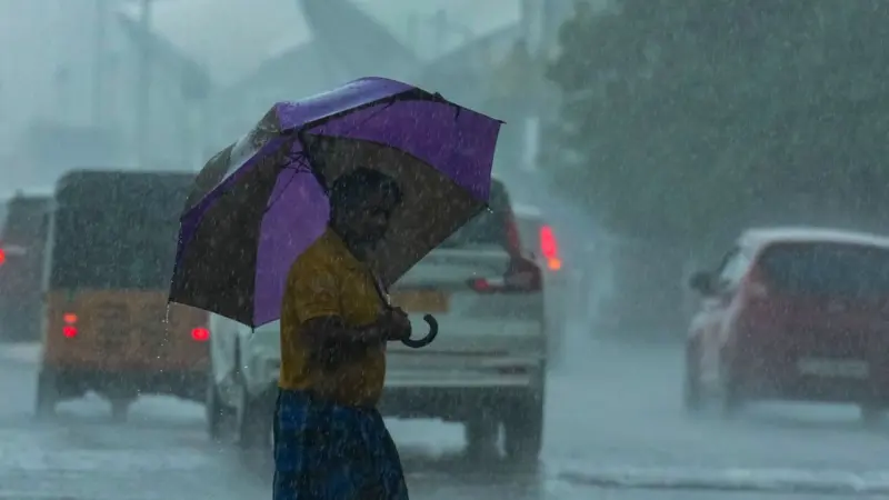 கனமழை வெளுக்கும்.. 10 மாவட்டங்களுக்கு வானிலை மையம் எச்சரிக்கை.. சென்னையில் எப்படி?