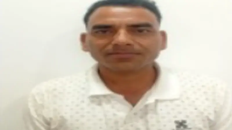 ब्लूटूथ डिवाइस से नकल करने वाला 25 हजार का इनामी आरोपी गिरफ्तार