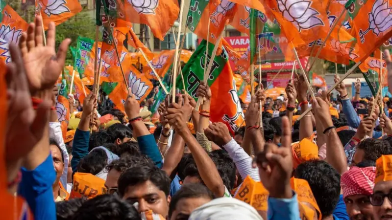 மேற்குவங்கத்தில் வெற்றி பெற்ற பாஜக; வன்முறைகளமாக மாறிய கொல்கத்தா?