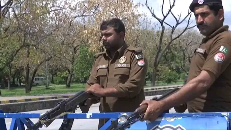 যুদ্ধবিরতিতে মধ্যস্থতা করবে দেশ! দুদিনের ছুটি ঘোষণা পাকিস্তানে