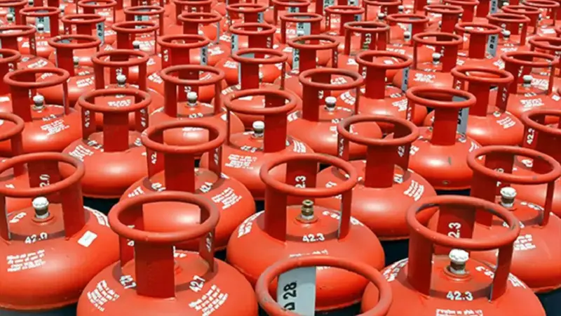 LPG सिलेंडर पर टैक्स की मार! अगर हट जाए GST तो 913 वाला सिलेंडर कितना सस्ता मिलेगा?