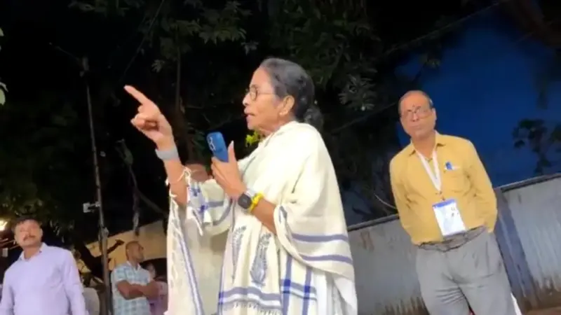 ভবানীপুরের ডেরায় 'বহিরাগত' আতঙ্ক? মুখ্যমন্ত্রীর সামনেই বিজেপি কর্মীদের হুঙ্কার, পাল্টা ১০ হাজার লোক ডাকার হুঁশিয়ারি!