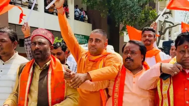 Azamgarh News:विश्व हिंदू महासंघ ने नरौली चौराहे को वंदे मातरम चौराहा घोषित करने के लिए सौंपा ज्ञापन