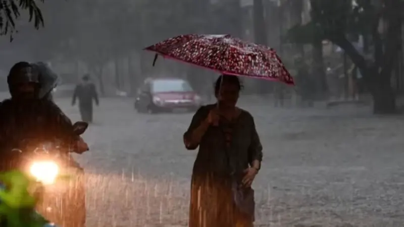 স্বস্তির বৃষ্টিতে পারদ পতন কলকাতায়! কতদিন চলবে দুর্যোগ?