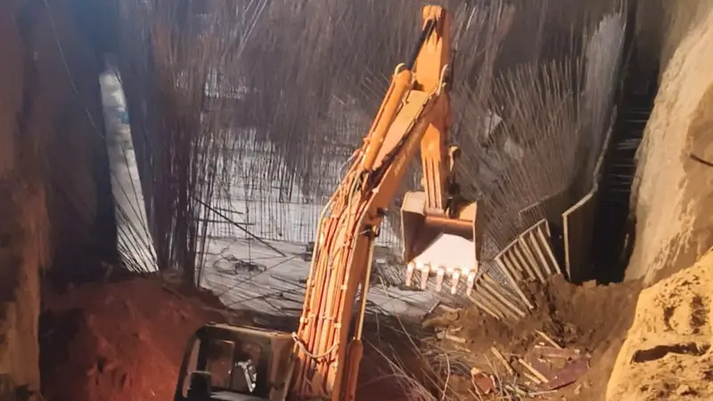 Gurugram Tragedy: 7 Workers Dead as Soil Mound Collapses at Construction Site; Dozen Still Feared Trapped