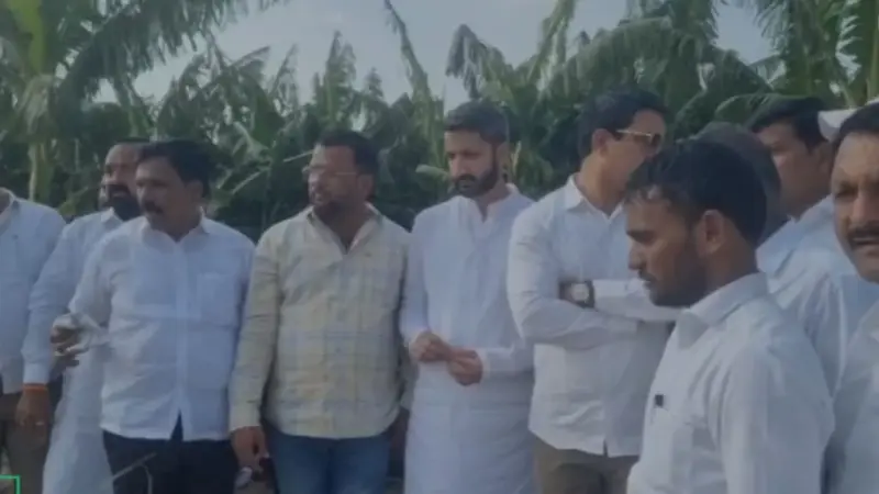 Jay Pawar | अवकाळी पावसामुळे शेतकऱ्यांचे नुकसान; युवानेते जय  पवार यांनी बांधावर जाऊन केली नुकसानीची पाहणी